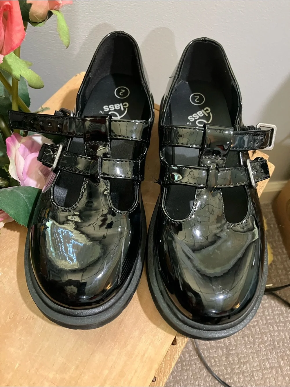 Art class girls size 2 patent leather look shoes
